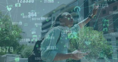 Akıllı telefon kullanan ve caddede taksi çağıran iki ırklı adamın üzerindeki dijital simgelerin görüntüsü. Küresel ağ teknolojisi kavramı