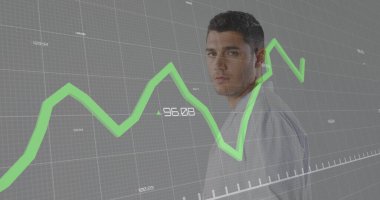 Sayısal tablet kullanan beyaz erkek doktordan değişen sayılarla grafiğin resmi. Dijital bileşik, çoklu pozlama, rapor, iş, sağlık, büyüme, sağlık ve teknoloji kavramı.