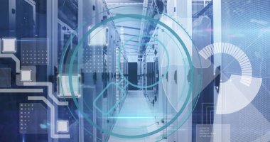 Bilgisayar sunucularında büyüteç simgesi ve veri işleme resmi. Küresel hesaplama, dijital arayüz ve veri işleme kavramı dijital olarak oluşturuldu.