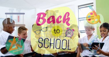 Çeşitli öğrenciler birlikte okuyorlar, tabletler ve kitaplar kullanıyorlar. Parlak sınıfta fikirleri paylaşmak, her şeye odaklanmak.