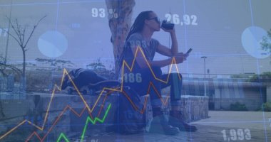 Sayılar ve grafikler, kaykaylı çift ırklı bir adam kahve içiyor ve cep telefonu kullanıyor. Dijital bileşik, çoklu pozlama, rapor, iş, büyüme, içecek ve teknoloji kavramı.