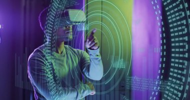 VR kulaklıklı Afro-Amerikan erkek çalışanın sunucu odasında veri işleme görüntüsü. Küresel iş, güvenlik ve dijital arayüz kavramı dijital olarak oluşturulmuş görüntü.