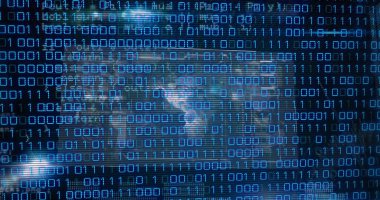 Mavi arkaplandaki ışık noktasına karşı veri işleme ile ekranların üzerinde ikili kodlama resmi. Bilgisayar arayüzü ve iş teknolojisi kavramı