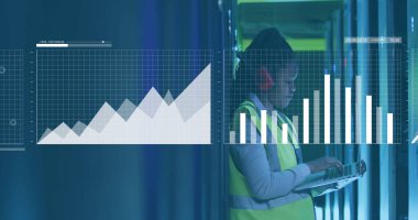 Bilgisayar sunucularıyla Afro-Amerikan kadının veri işleme görüntüsü. Küresel siber güvenlik, bilgisayar, dijital arayüz ve veri işleme kavramı dijital olarak oluşturuldu.