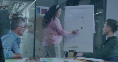 Çift ırklı bir kadının ofisinde sunum yapması üzerine dönen küre ve veri işleme görüntüsü. Küresel ağ ve iş teknolojisi kavramı