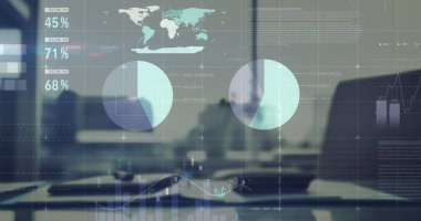 Ofis masasındaki ekipmanlara karşı istatistiksel veri işleme resmi. Bilgisayar arayüzü ve iş veri teknolojisi kavramı