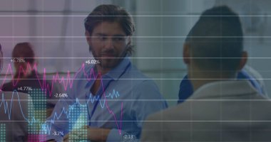 Birden fazla grafik ve değişen numaralar, ofiste tartışan çeşitli iş arkadaşları. Dijital bileşik, çoklu pozlama, rapor, büyüme, planlama, soyut ve iş konsepti.