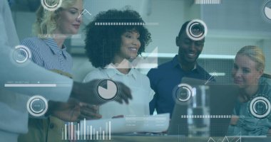 İş arkadaşları toplantı odasında konuşuyor ve gülümsüyor. Şeffaf bir arkaplan üzerinden verileri alkışlıyor ve işliyorlar.. 