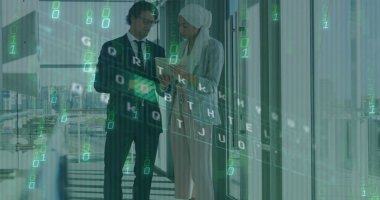 İkili kodların görüntüsü, klavyedeki aydınlatma deseni, farklı çiftlerin raporları tartışması. Dijital bileşik, çoklu pozlama, iş, planlama, takım çalışması ve teknoloji kavramı.