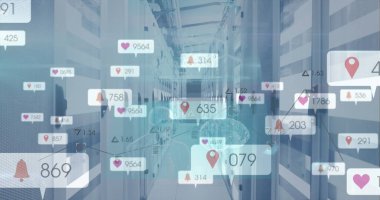 Sunucular üzerinden dijital sosyal medya simgeleri ve veri işleme ağının resmi. Küresel iş, finans, hesaplama ve veri işleme kavramı dijital olarak oluşturulmuş görüntü.