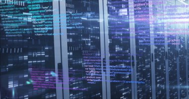 Bilgisayar sunucu odasındaki mozaik karelere karşı veri işleme resmi. Küresel ağ ve iş veri depolama teknolojisi kavramı