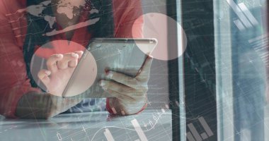 Dijital tablet kullanan melez bir kadının orta kesimindeki bilgi arayüzü. Dijital bileşik, çoklu pozlama, rapor, iş, büyüme, ilerleme, küresel ve teknoloji kavramı.