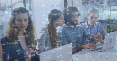 Muhtelif meslektaşların ofiste dizüstü bilgisayarla tartıştıkları mozaik kareli ekranların görüntüleri. Bilgisayar arayüzü ve iş teknolojisi kavramı