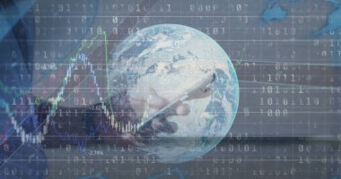 Depodaki küresel ve finansal veri işleme görüntüsü. Küresel ekonomi ve iş teknolojisi kavramı.