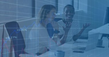 Değişen numaraları olan birden fazla grafik, masadaki çeşitli kadın çalışanlar tartışıyor. Dijital bileşik, çoklu pozlama, rapor, iş, planlama, takım çalışması ve teknoloji kavramı.