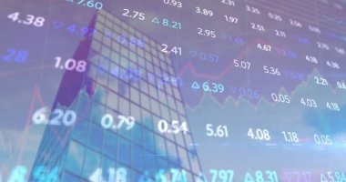 Bulutlu gökyüzüne karşı binanın alçak açılı görüntüsü üzerinden grafiklerin ve alım satım tahtasının resmi. Dijital bileşik, çoklu pozlama, rapor, iş dünyası, borsa ve mimari kavramı.