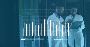 Afrika kökenli Amerikalı kadın ve erkeğin bilgisayar sunucularından veri işleme görüntüsü. küresel siber güvenlik, hesaplama, dijital arayüz ve veri işleme kavramı dijital olarak oluşturuldu.