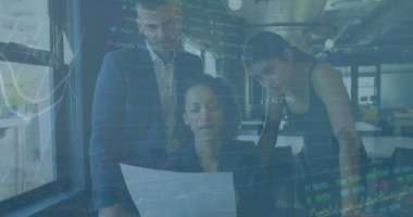 Ofisteki belge üzerinde tartışan çeşitli iş adamlarına karşı veri işleme resmi. Küresel ekonomi ve iş veri teknolojisi kavramı