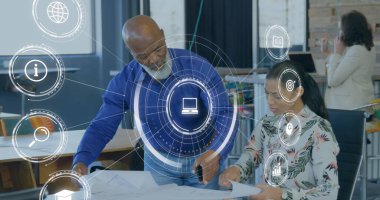 Ofisteki çeşitli iş adamları üzerinde ikonlar ve veri işleme görüntüsü. Küresel iş, finans, hesaplama ve veri işleme kavramı dijital olarak oluşturulmuş görüntü.