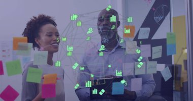 Afro-Amerikan erkek ve kadının notlar üzerinde tartıştığı küresel finans simgeleri. Küresel finans ve iş teknolojisi kavramı