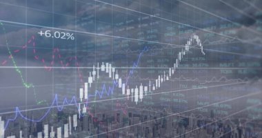 Modern şehir manzarası üzerinde grafik ve veri işleme resimleri. Veri, iş, istatistik, dijital arayüz ve küresel iletişim, dijital olarak oluşturulmuş görüntü.
