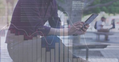 Sokakta tablet kullanan bir adamın orta bölümündeki istatistiksel veri işleme resmi. Bilgisayar arayüzü ve iş veri teknolojisi kavramı