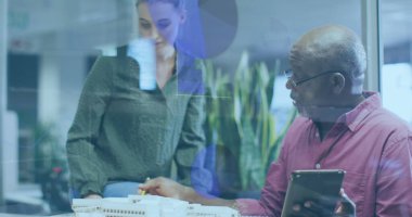 Çoklu grafikler, bilgisayar dili, masa başında tartışan çeşitli iş arkadaşları. Dijital bileşik, çoklu pozlama, rapor, iş, planlama, kodlama, takım çalışması ve teknoloji kavramı.