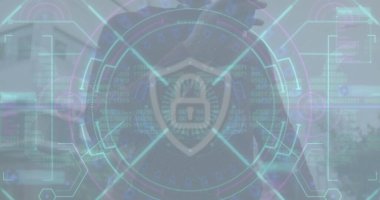 Sokakta akıllı telefon kullanan bisikletli bir adamın orta bölümündeki güvenlik kilidi görüntüsü. Siber güvenlik ve iş teknolojisi kavramı