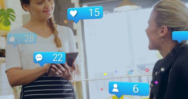 Tebligat barlarının resmi, dijital tabletli beyaz garson müşteriden sipariş alıyor. Dijital bileşik, çoklu pozlama, iş, büyüme, sosyal medya, hizmet ve teknoloji.