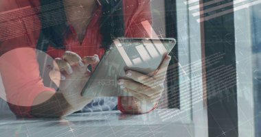 Dijital tablet kullanan melez bir kadının orta kesimindeki bilgi arayüzü. Dijital bileşik, çoklu pozlama, rapor, iş, büyüme, ilerleme, küresel ve teknoloji kavramı.