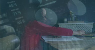 Çift ırklı kız üzerindeki bilgi arayüzü görüntüsü evde boya kalemleri kullanıyor. Dijital bileşik, çoklu pozlama, rapor, iş, büyüme, ilerleme, çocukluk ve küresel kavram.