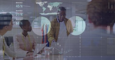 Afro-Amerikan bir adamın ofisteki çeşitli meslektaşlarıyla tartıştığı veri işleme görüntüsü. Bilgisayar arayüzü ve iş veri teknolojisi kavramı
