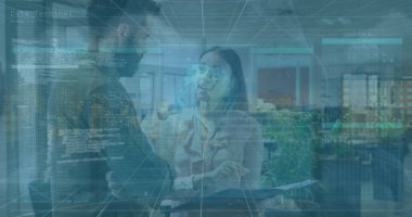 Resim, bir ofiste çalışan ve veri işlemek için çeşitli ekranlar kullanan insanları gösteriyor. Ayrıca 6G teknolojisinin bir şehirde insanları ve cihazları birbirine bağlamak için nasıl kullanılabileceğini gösteriyor.. 