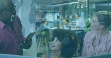 Dünya haritası üzerinde veri işleme görüntüsü. Ofiste birlikte tartışan çeşitli meslektaşlar hakkında. Bilgisayar arayüzü ve iş teknolojisi kavramı