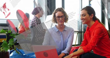 İstatistiksel veri işleme görüntüsü. İki farklı kadın ofiste dizüstü bilgisayarla tartışıyorlar. İş veri teknolojisi kavramı