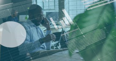 Ofiste akıllı telefondan konuşan Afro-Amerikan bir adamın bilgi arayüzü. Dijital bileşik, çoklu pozlama, rapor, iş, büyüme, ilerleme, küresel ve teknoloji kavramı.