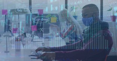 Ofiste maske takan çeşitli iş adamlarının veri işleme görüntüsü. Küresel iş ve dijital arayüz kavramı dijital olarak oluşturulmuş görüntü.