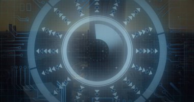 Modern binaların havadan görüntüsü üzerinden daire ve devre kartı şablonu yükleyen bir ok görüntüsü. Dijital bileşik, çoklu pozlama, yön, iş, ilerleme ve mimari kavramı.