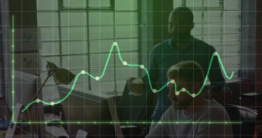 Muhtelif iş arkadaşlarının ofiste tartıştıkları grafiğin ve şebekenin resmi. Dijital bileşik, çoklu pozlama, rapor, iş, planlama, takım çalışması ve teknoloji kavramı.