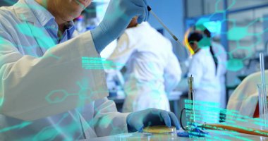 Kafkas erkek bilim adamının laboratuarda deney yaptığı tıbbi veri işleme görüntüsü. Tıbbi araştırma ve bilim teknolojisi kavramı