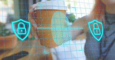 Kalkanlarda asma kilit görüntüsü ve tarama parmak izi, kahve fincanı alan beyaz kadın. Dijital bileşik, çoklu pozlama, koruma, biyometrik, içecek ve teknoloji kavramı.