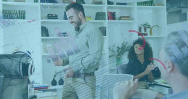 Bilgi arayüzü görüntüsü, mutlu erkek dansları ve iş arkadaşları ofiste alkışlıyorlar. Dijital bileşik, çoklu pozlama, rapor, iş, büyüme, ilerleme, küresel konsept.