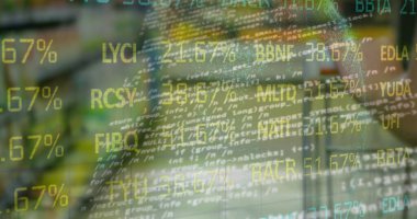 Dükkan üzerinden finansal veri işleme görüntüsü. Küresel iş, finans, hesaplama ve veri işleme kavramı dijital olarak oluşturulmuş görüntü.