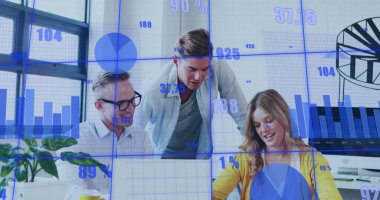 Muhtelif meslektaşların ofiste tartıştıkları istatistiksel veri işleme resmi. İş veri teknolojisi kavramı