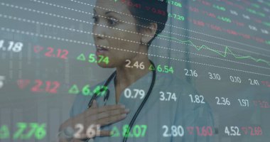 Çeşitli doktor ve hastalar için finansal veri işleme görüntüsü. Küresel finansman, ilaç ve dijital arayüz kavramı dijital olarak oluşturulmuş görüntü.