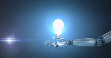 Robot el mavi arka planda parlayan ampulü tutuyor. Parlak parlama, metalik dokuların altını çizmek, çarpıcı görsel karşıtlık yaratmak