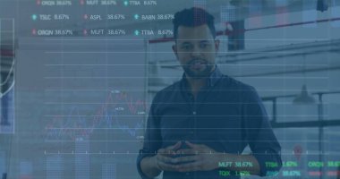 Ofisteki bir meslektaşımla tartışan melez bir adamın borsa veri işleme görüntüsü. Küresel ekonomi ve iş veri teknolojisi kavramı