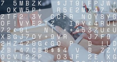 Ofiste tablet kullanan beyaz iş kadınının veri işleme görüntüsü. Küresel iş, finans, hesaplama ve veri işleme kavramı dijital olarak oluşturulmuş görüntü.