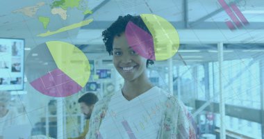 Ofiste gülümseyen Afrikalı Amerikalı bir kadının portresi üzerinde istatistiksel veri işleme resmi. Bilgisayar arayüzü ve iş veri teknolojisi kavramı