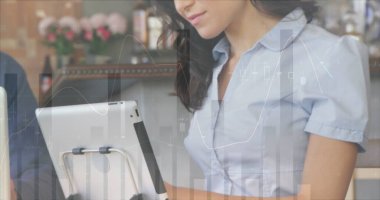 Ofiste dijital tablet kullanan melez bir kadının istatistiksel veri işleme görüntüsü. Bilgisayar arayüzü ve iş veri teknolojisi kavramı